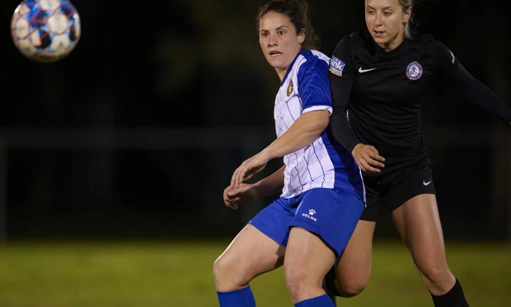 Ποιος είπε ότι οι γυναίκες δεν μπορούν; Γκολάρα με ραμπόνα!